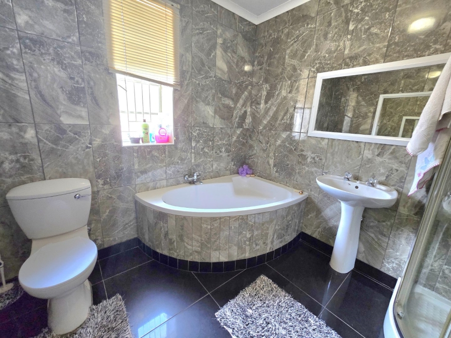 5 Bedroom Property for Sale in Bethlehem Free State